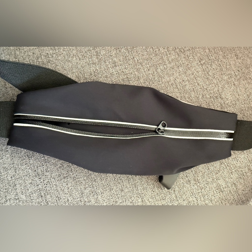 Sport belt pouch, adjustable belt, zipper back, perfect for sports & travel - Picture 2 of 5